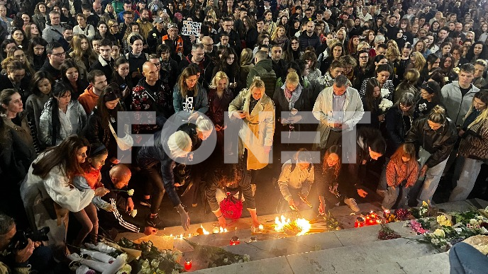 Sveće i cveće za stradale